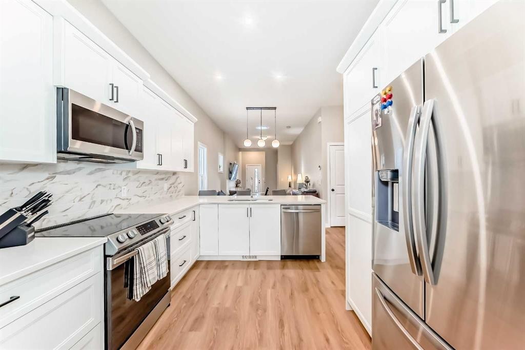 146 Highview Gate Se, Airdrie, AB - Indoor Photo Showing Kitchen With Stainless Steel Kitchen With Upgraded Kitchen