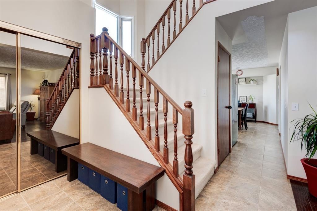 4 Cedargrove Way Sw, Calgary, AB - Indoor Photo Showing Other Room