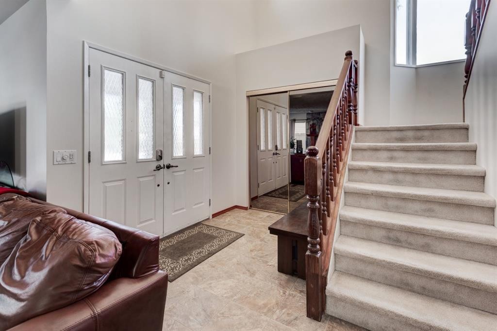 4 Cedargrove Way Sw, Calgary, AB - Indoor Photo Showing Other Room