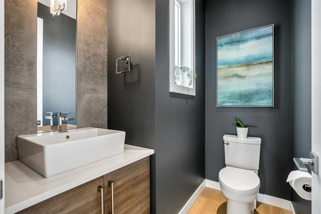 2136 53 Avenue Sw, Calgary, AB - Indoor Photo Showing Bathroom