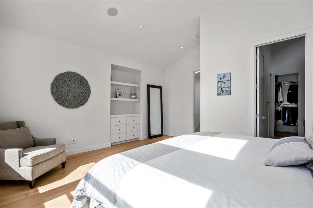 2136 53 Avenue Sw, Calgary, AB - Indoor Photo Showing Bedroom