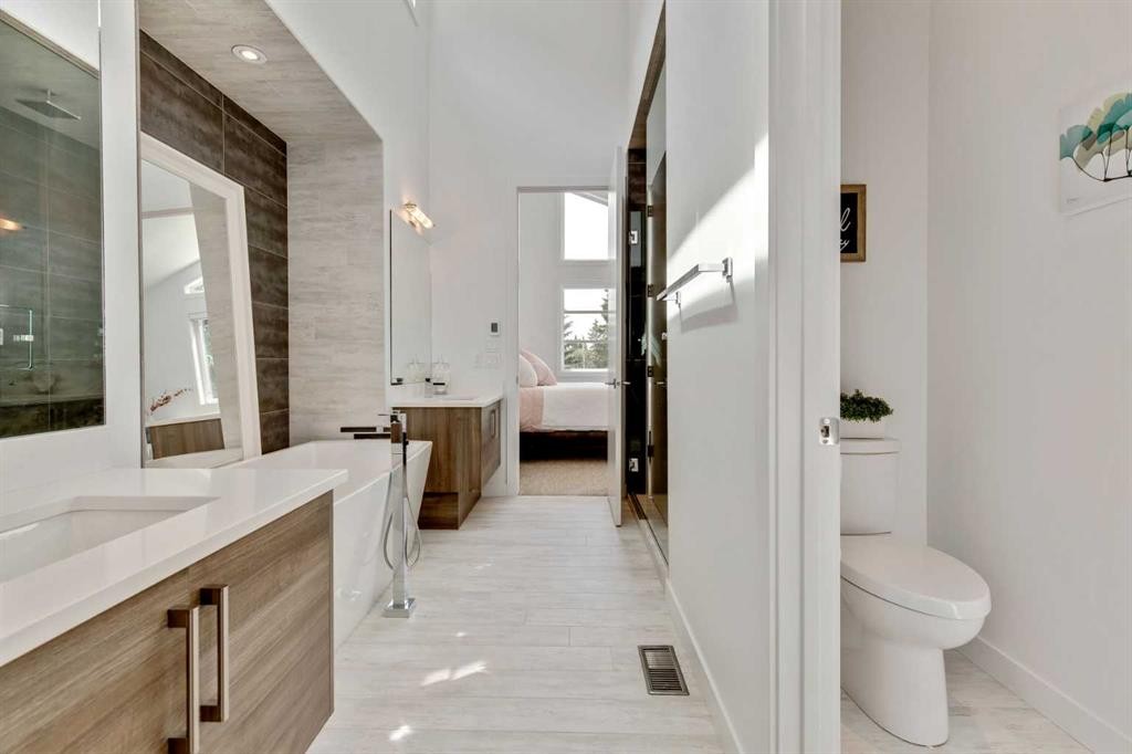 2136 53 Avenue Sw, Calgary, AB - Indoor Photo Showing Bathroom