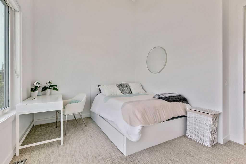 2136 53 Avenue Sw, Calgary, AB - Indoor Photo Showing Bedroom