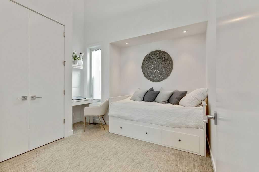 2136 53 Avenue Sw, Calgary, AB - Indoor Photo Showing Bedroom