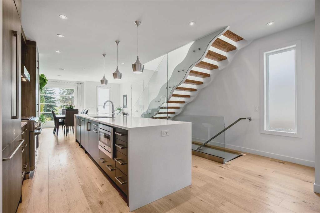 2136 53 Avenue Sw, Calgary, AB - Indoor Photo Showing Kitchen With Upgraded Kitchen
