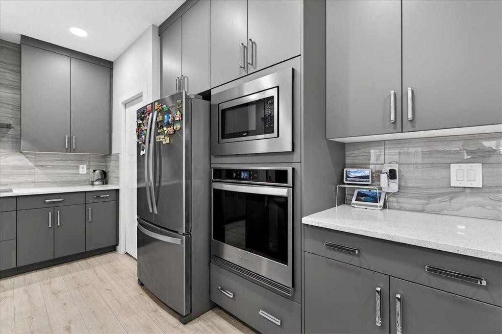 318 Walcrest Way Se, Calgary, AB - Indoor Photo Showing Kitchen With Upgraded Kitchen