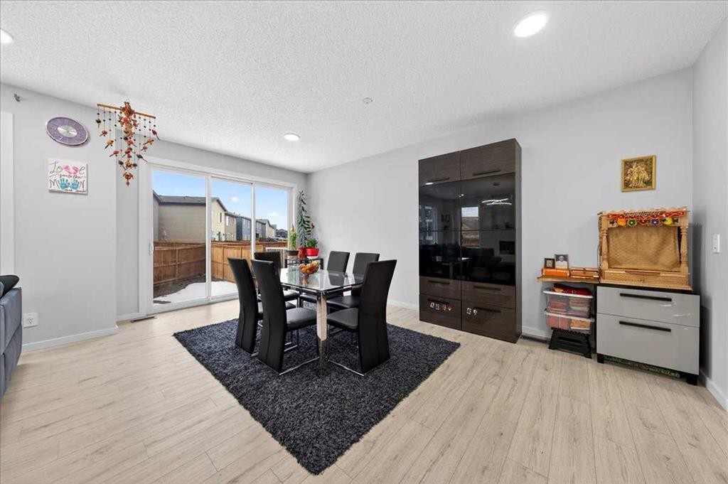 318 Walcrest Way Se, Calgary, AB - Indoor Photo Showing Dining Room