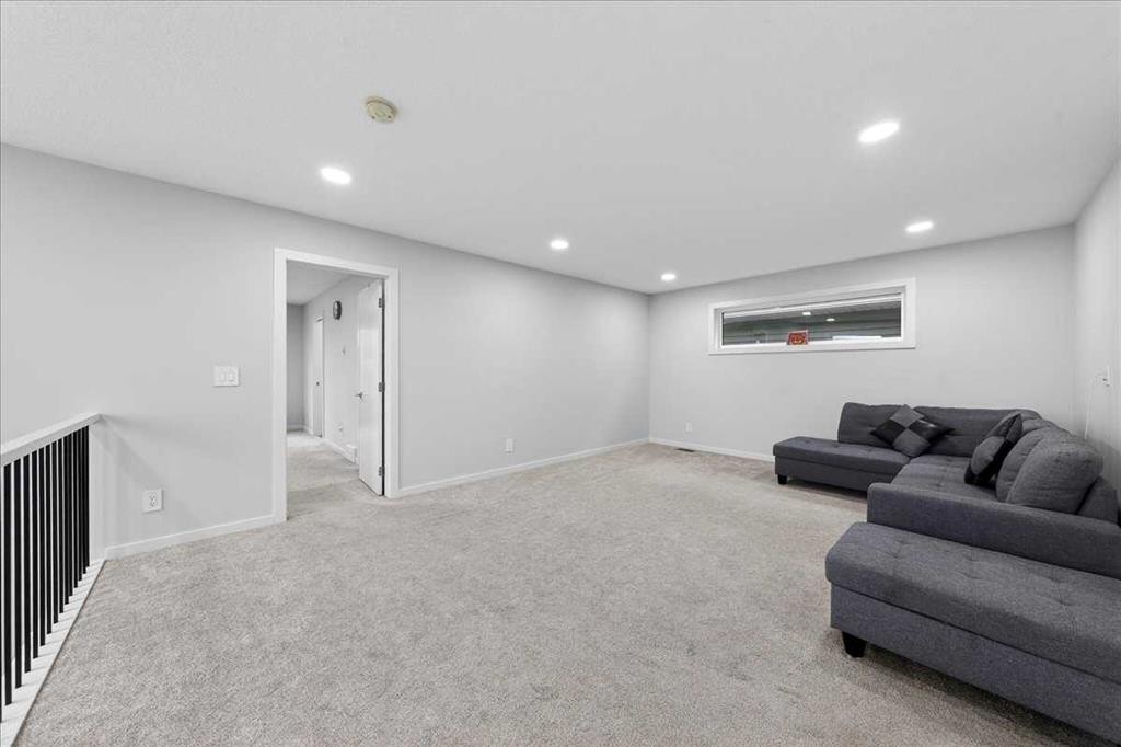 318 Walcrest Way Se, Calgary, AB - Indoor Photo Showing Other Room