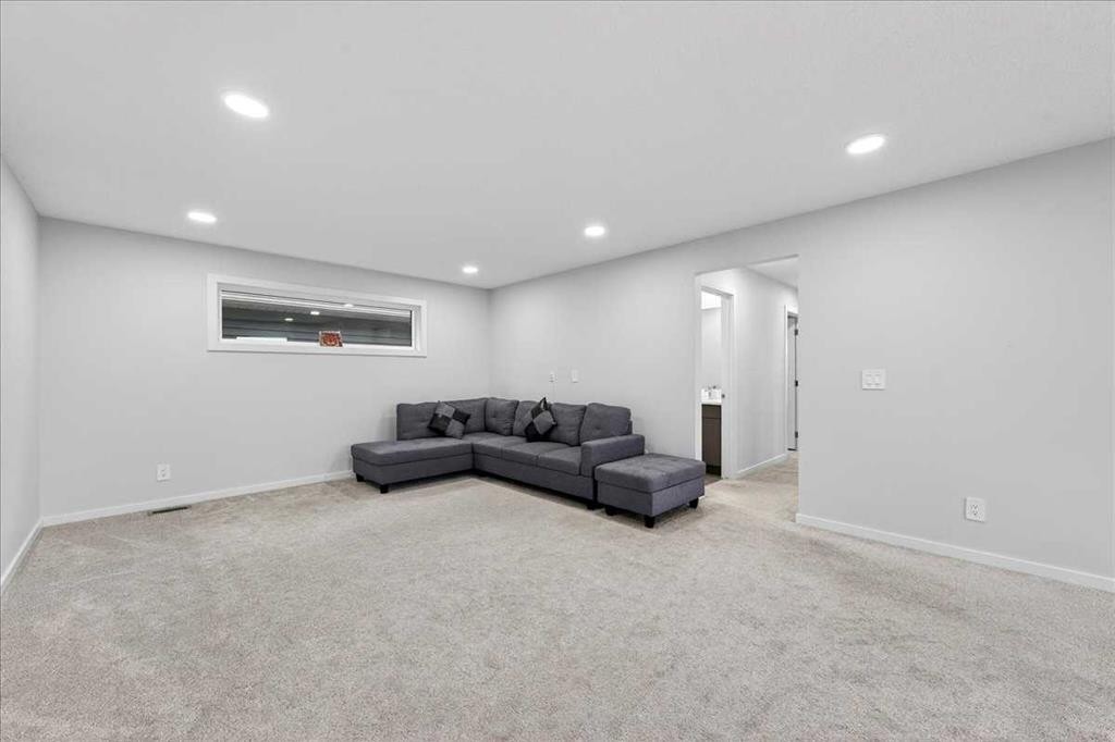 318 Walcrest Way Se, Calgary, AB - Indoor Photo Showing Other Room