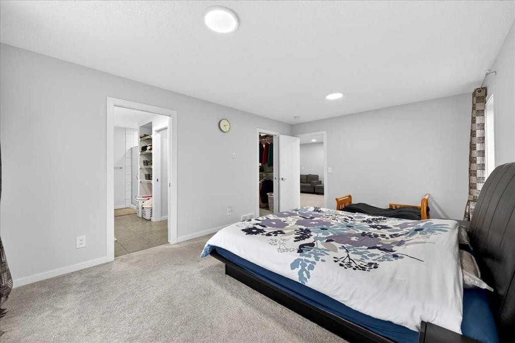 318 Walcrest Way Se, Calgary, AB - Indoor Photo Showing Bedroom