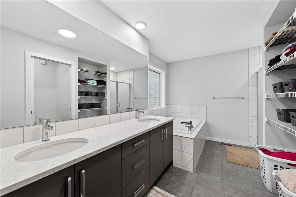 318 Walcrest Way Se, Calgary, AB - Indoor Photo Showing Bathroom