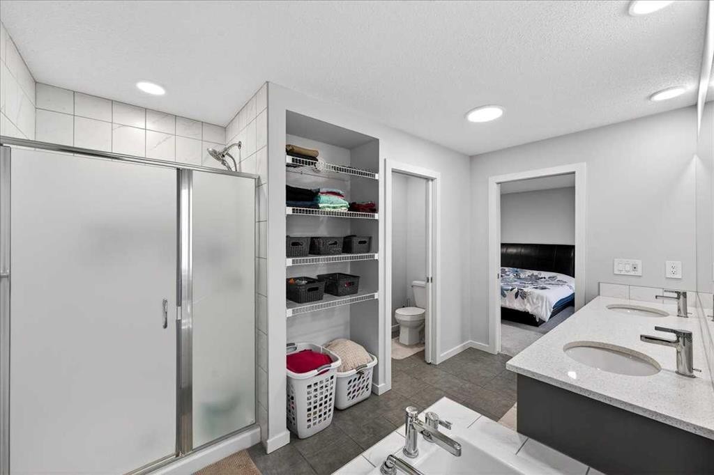 318 Walcrest Way Se, Calgary, AB - Indoor Photo Showing Bathroom