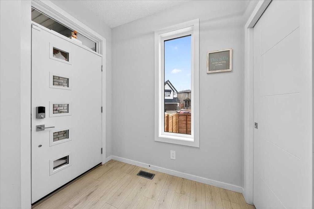 318 Walcrest Way Se, Calgary, AB - Indoor Photo Showing Other Room