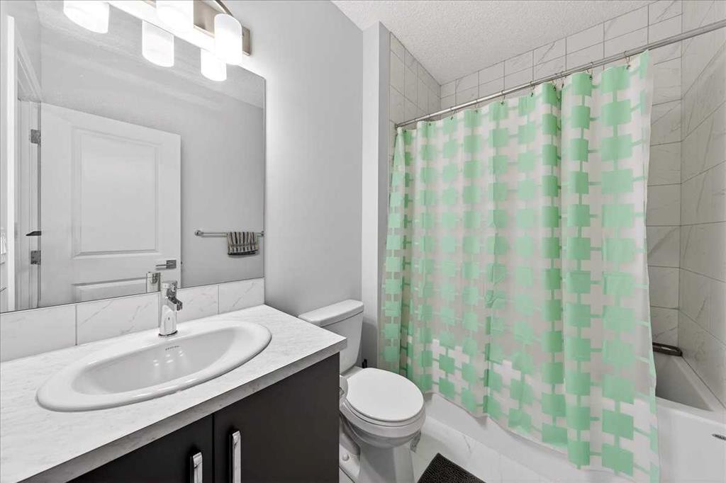318 Walcrest Way Se, Calgary, AB - Indoor Photo Showing Bathroom
