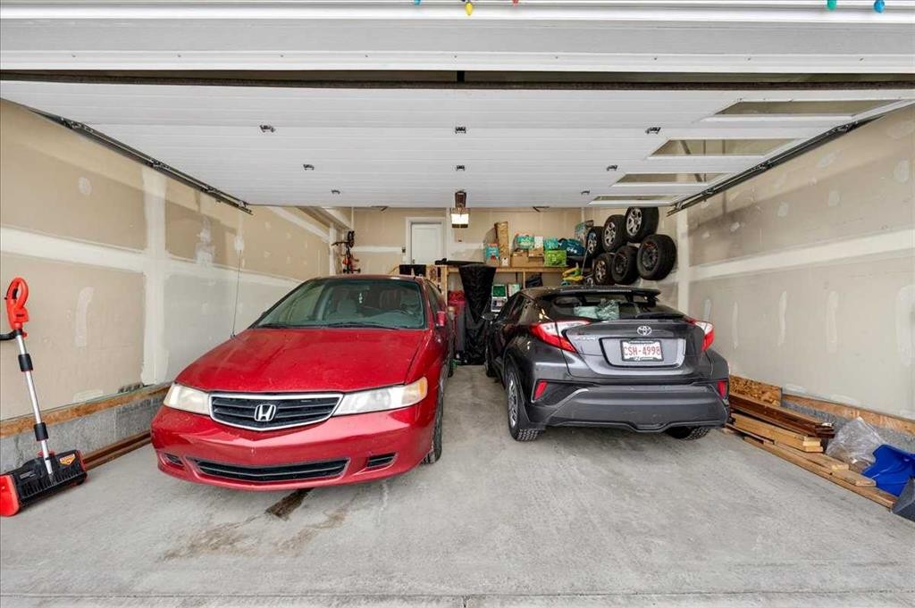 318 Walcrest Way Se, Calgary, AB - Indoor Photo Showing Garage