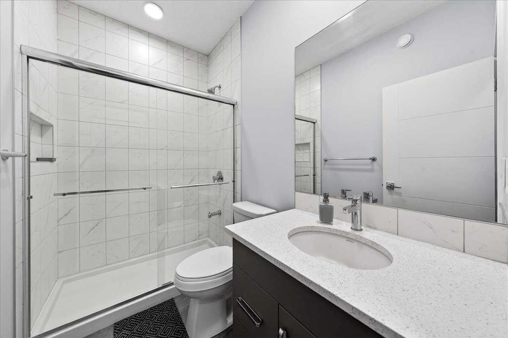 318 Walcrest Way Se, Calgary, AB - Indoor Photo Showing Bathroom