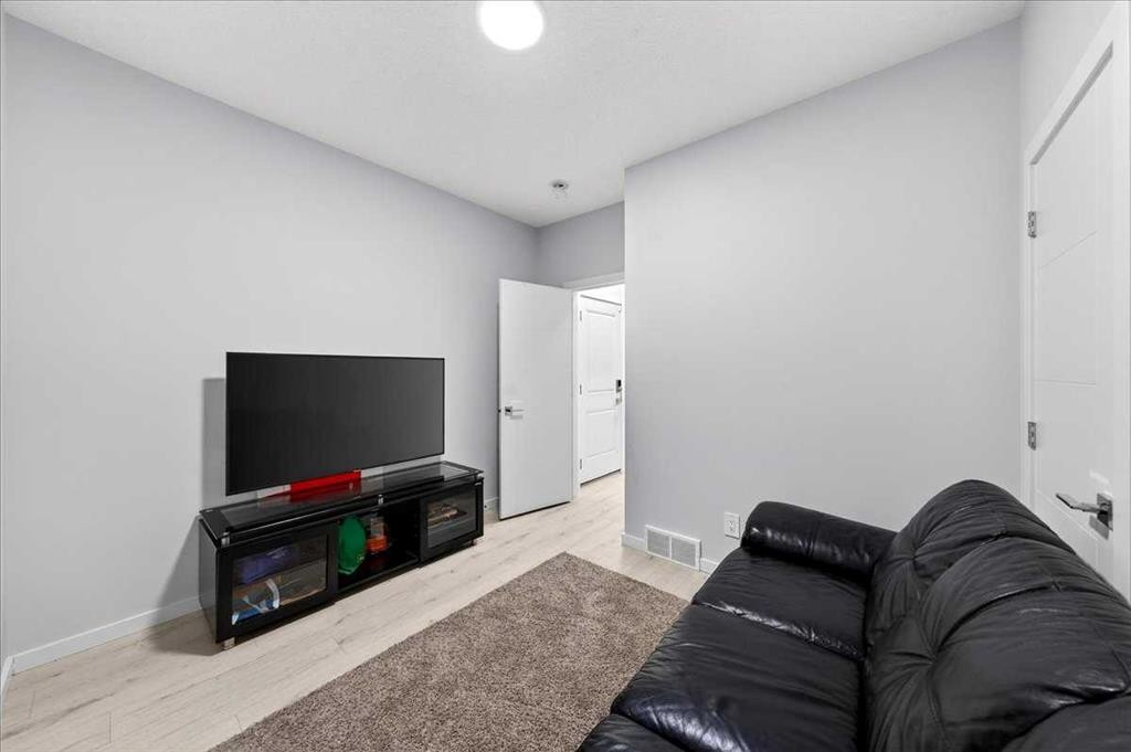 318 Walcrest Way Se, Calgary, AB - Indoor