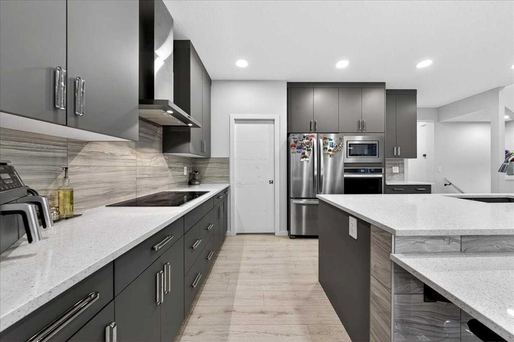318 Walcrest Way Se, Calgary, AB - Indoor Photo Showing Kitchen With Upgraded Kitchen