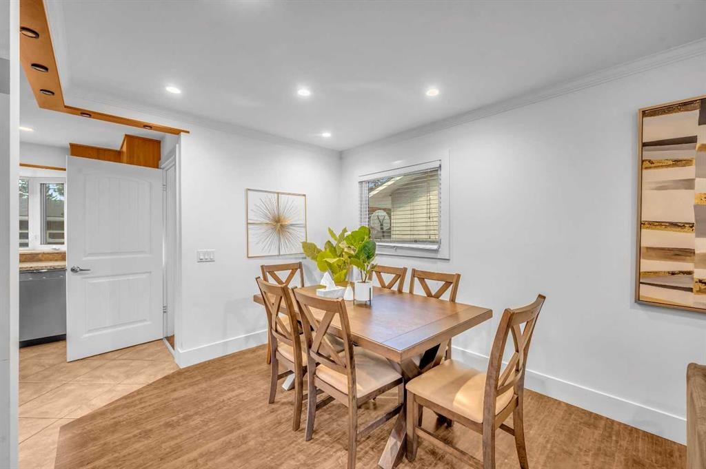 10012 Willowview Road Se, Calgary, AB - Indoor Photo Showing Dining Room