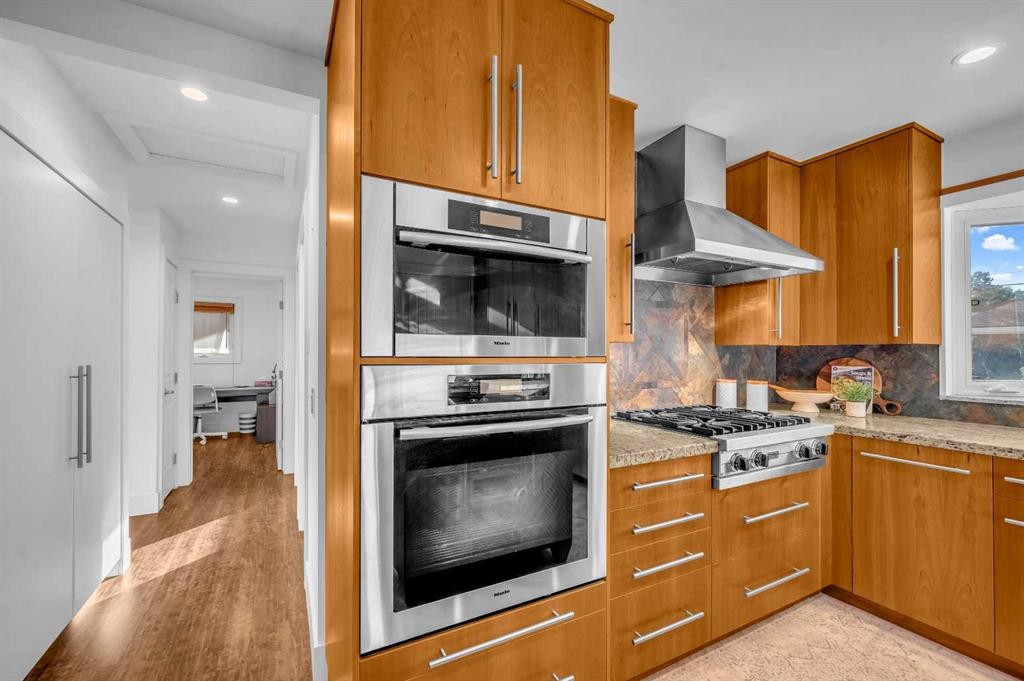 10012 Willowview Road Se, Calgary, AB - Indoor Photo Showing Kitchen