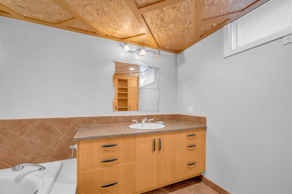 10012 Willowview Road Se, Calgary, AB - Indoor Photo Showing Other Room