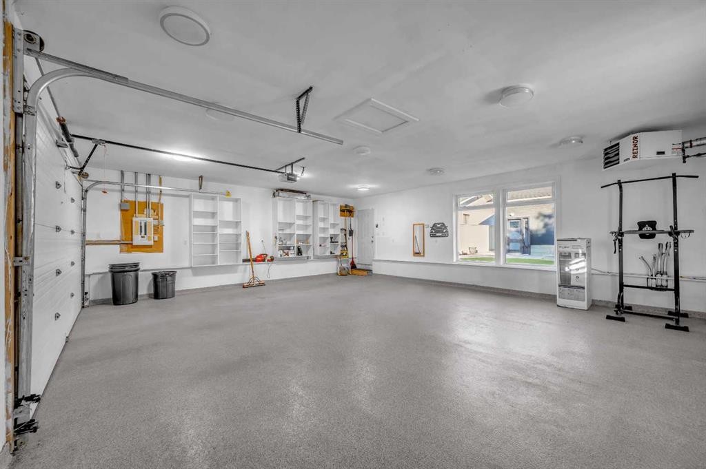 10012 Willowview Road Se, Calgary, AB - Indoor Photo Showing Garage