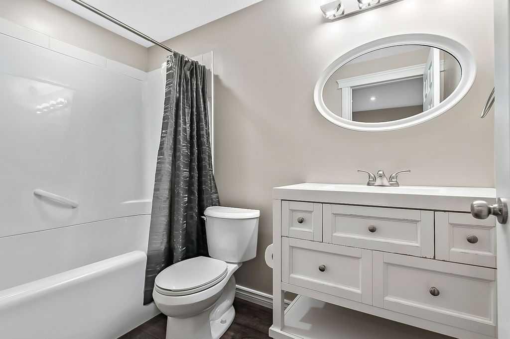 280 Copperstone Gardens Se, Calgary, AB - Indoor Photo Showing Bathroom