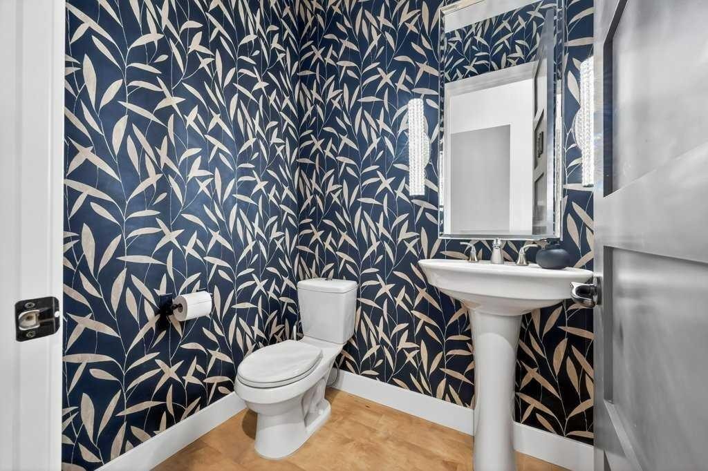 55 Cougar Plateau Circle Sw, Calgary, AB - Indoor Photo Showing Bathroom