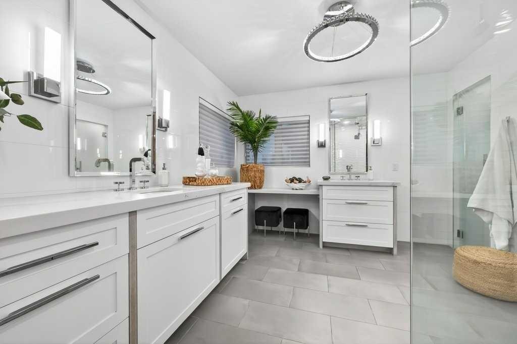 55 Cougar Plateau Circle Sw, Calgary, AB - Indoor Photo Showing Bathroom