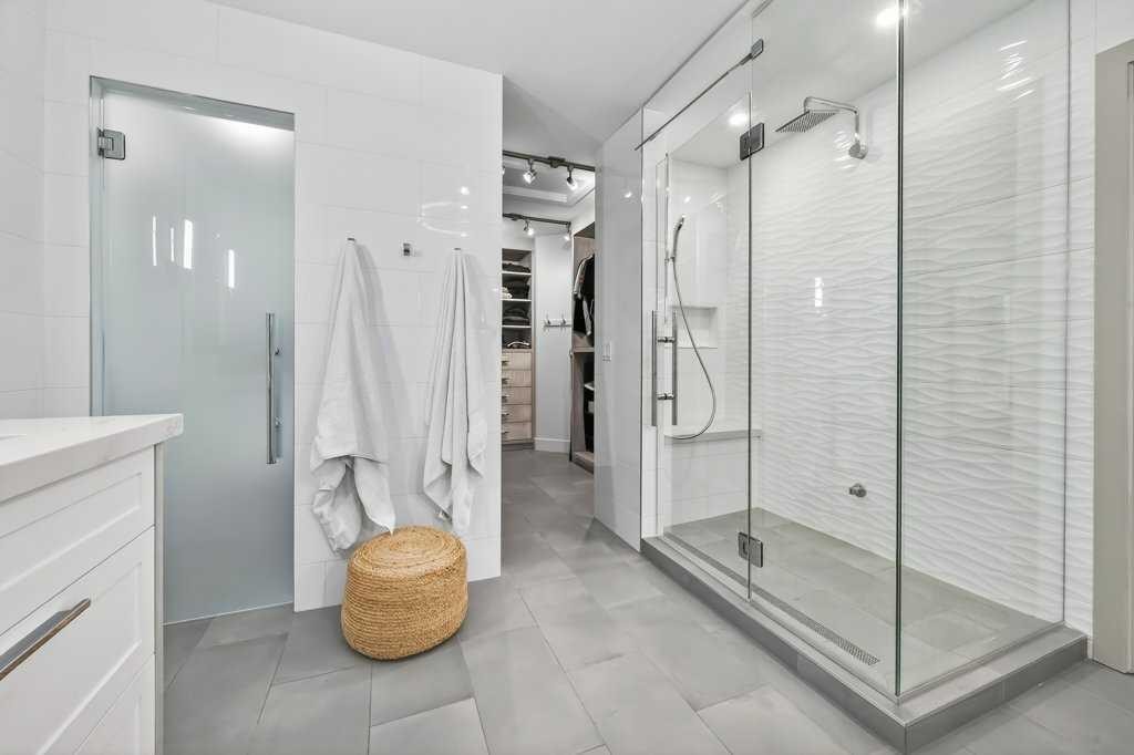 55 Cougar Plateau Circle Sw, Calgary, AB - Indoor Photo Showing Bathroom