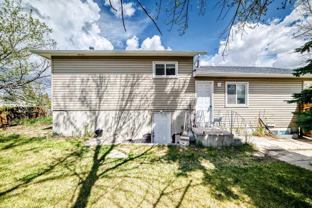 36 Castleglen Way Ne, Calgary, AB - Outdoor