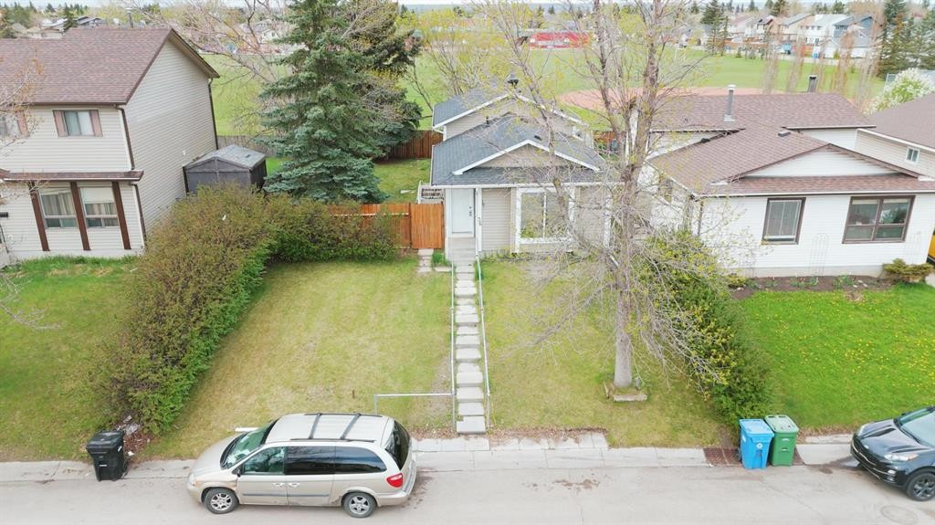 36 Castleglen Way Ne, Calgary, AB - Outdoor