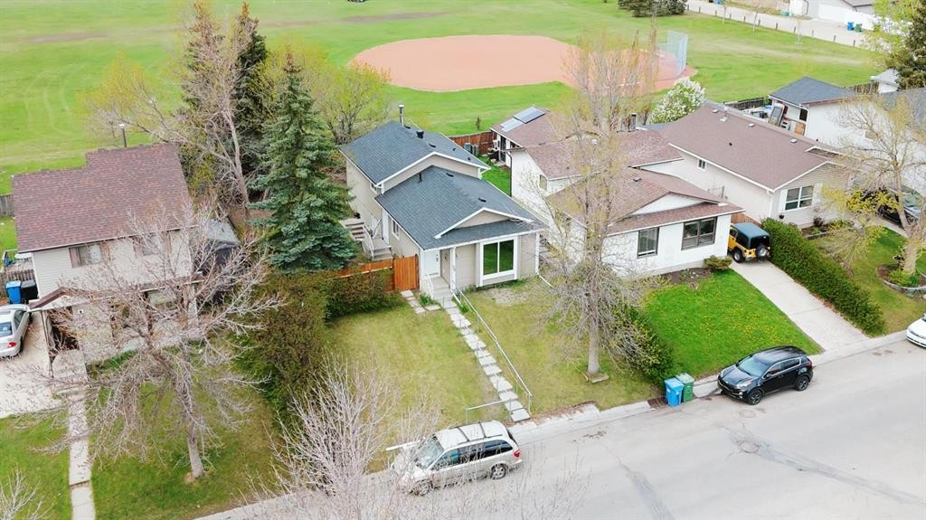 36 Castleglen Way Ne, Calgary, AB - Outdoor