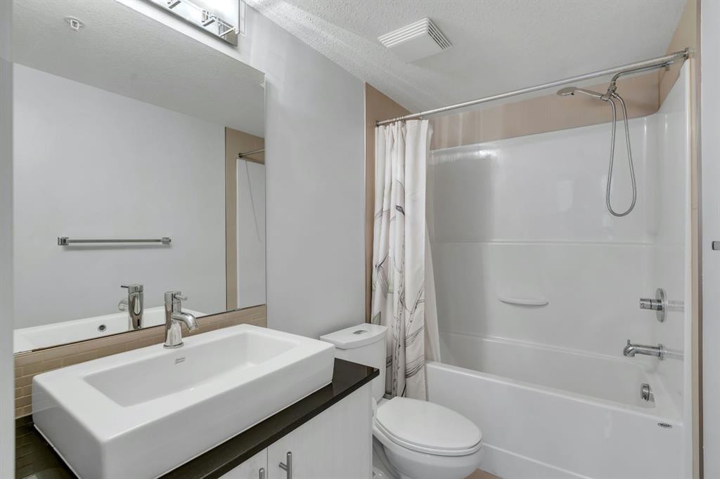 3104-11 Mahogany Row Se, Calgary, AB - Indoor Photo Showing Bathroom