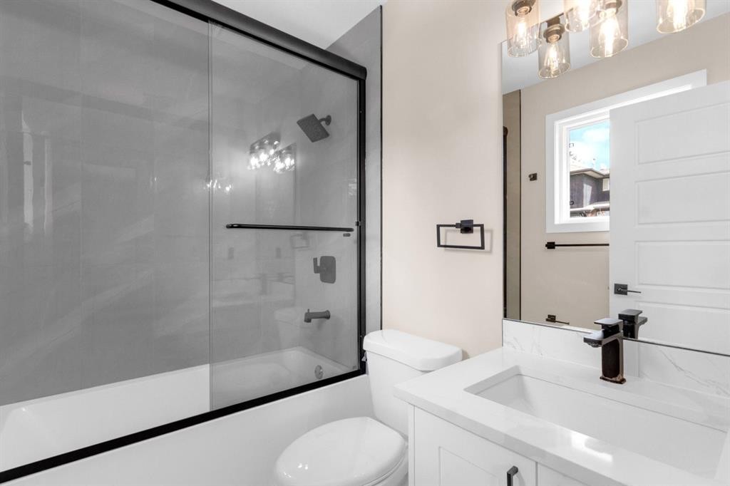 956 Bracewood Rise Sw, Calgary, AB - Indoor Photo Showing Bathroom