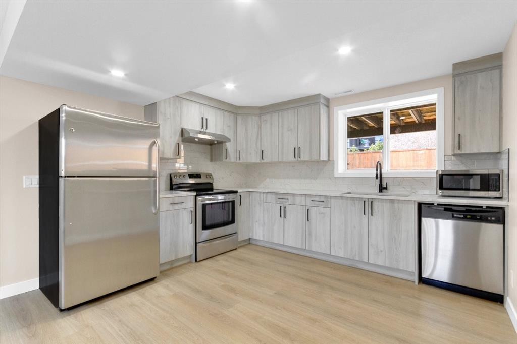 956 Bracewood Rise Sw, Calgary, AB - Indoor Photo Showing Kitchen With Stainless Steel Kitchen