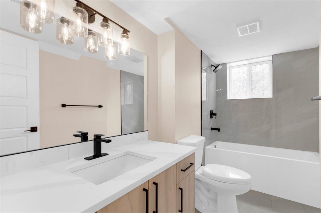 956 Bracewood Rise Sw, Calgary, AB - Indoor Photo Showing Bathroom