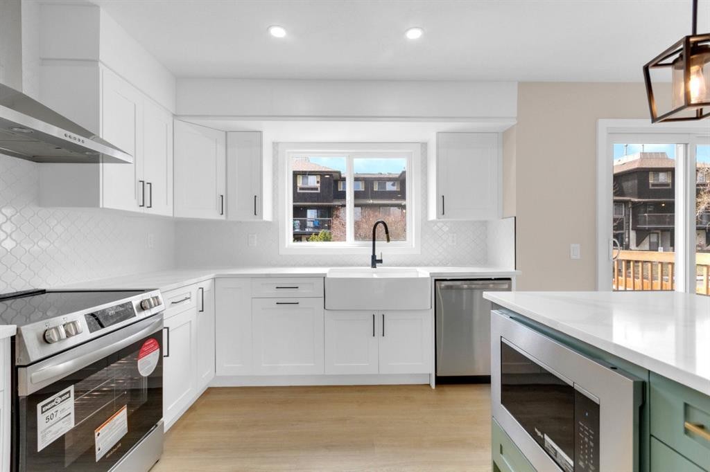 956 Bracewood Rise Sw, Calgary, AB - Indoor Photo Showing Kitchen With Upgraded Kitchen