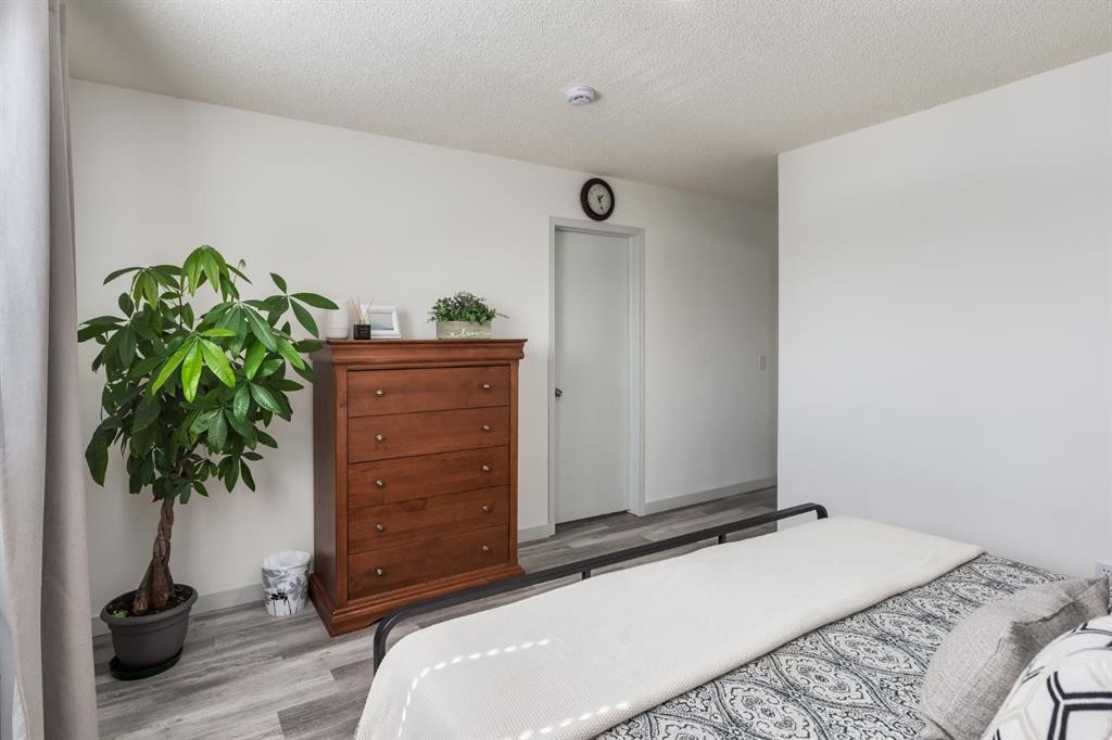 303 Coventry Close Ne, Calgary, AB - Indoor Photo Showing Bedroom