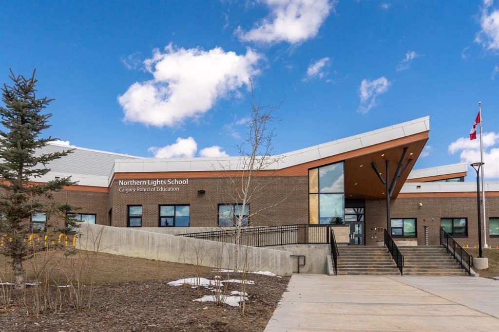 303 Coventry Close Ne, Calgary, AB - Outdoor