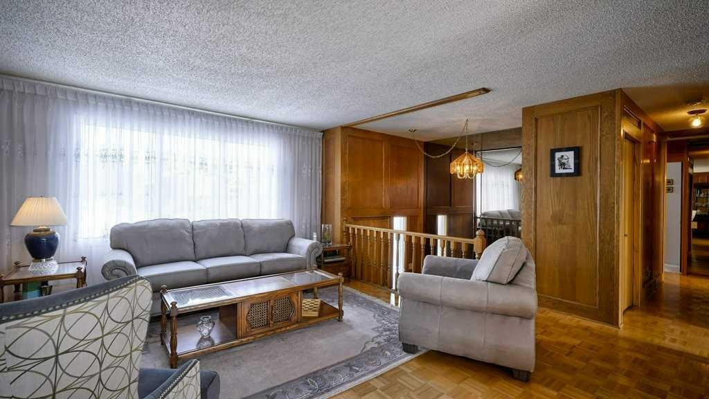 103 Rundlehorn Crescent Ne, Calgary, AB - Indoor Photo Showing Living Room