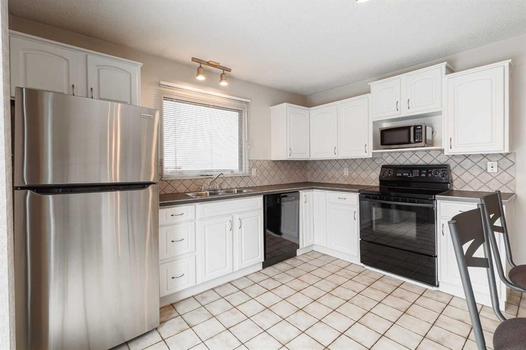 3035 Cedar Ridge Drive Sw, Calgary, AB - Indoor Photo Showing Kitchen