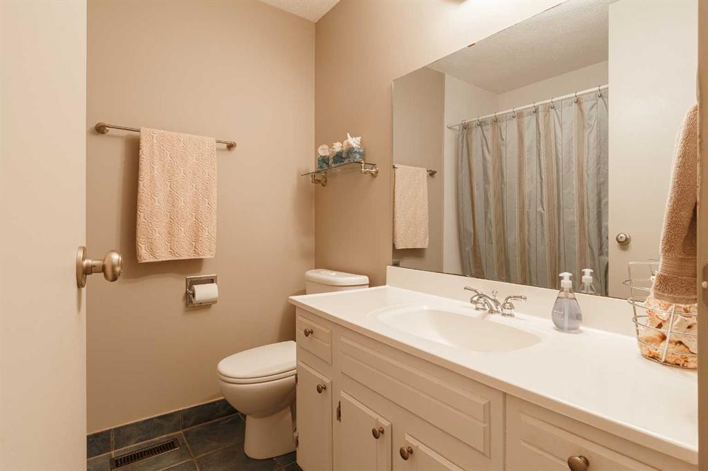3035 Cedar Ridge Drive Sw, Calgary, AB - Indoor Photo Showing Bathroom