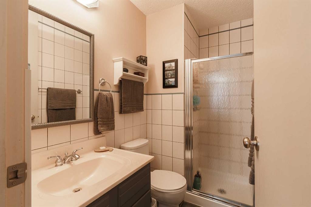 3035 Cedar Ridge Drive Sw, Calgary, AB - Indoor Photo Showing Bathroom