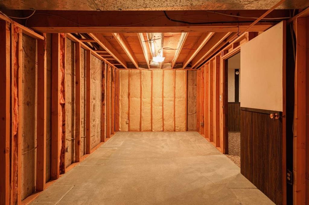 3035 Cedar Ridge Drive Sw, Calgary, AB - Indoor Photo Showing Other Room