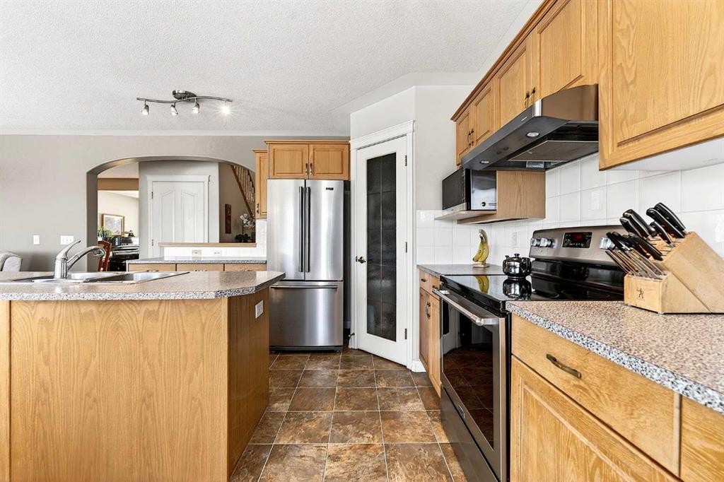 219 Hidden Ranch Circle Nw, Calgary, AB - Indoor Photo Showing Kitchen With Stainless Steel Kitchen
