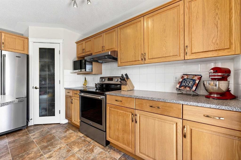 219 Hidden Ranch Circle Nw, Calgary, AB - Indoor Photo Showing Kitchen