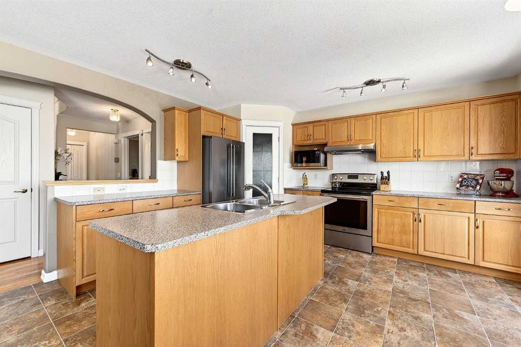 219 Hidden Ranch Circle Nw, Calgary, AB - Indoor Photo Showing Kitchen With Double Sink