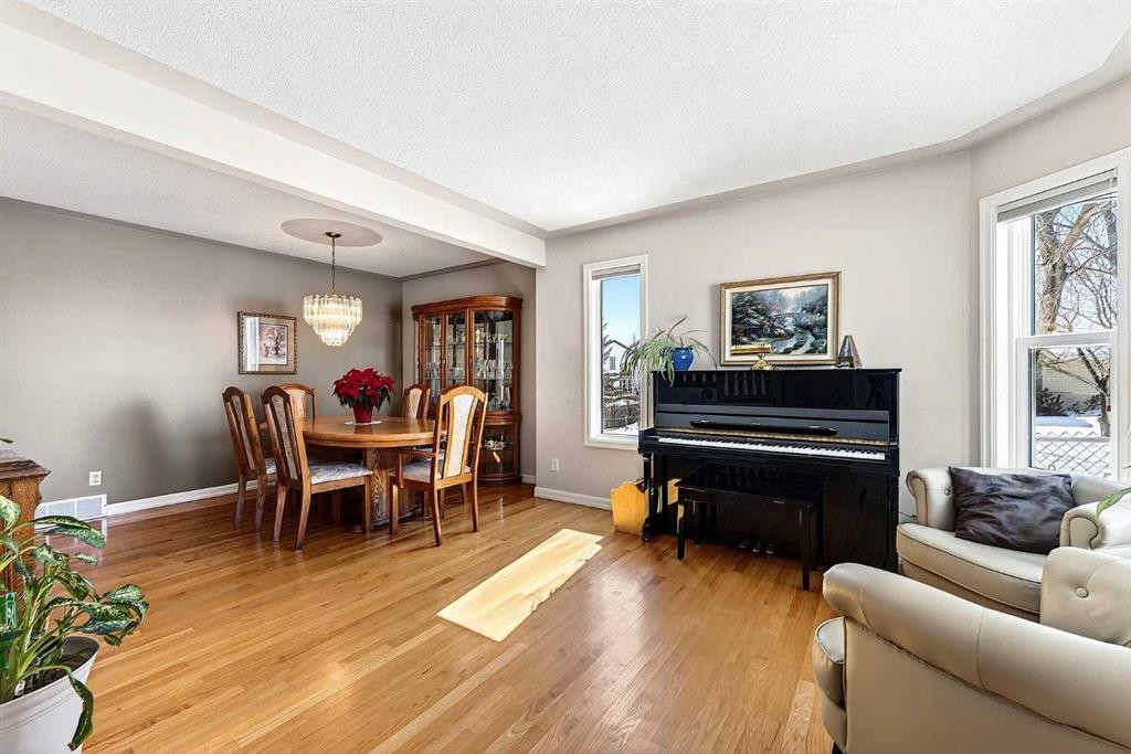 219 Hidden Ranch Circle Nw, Calgary, AB - Indoor Photo Showing Living Room