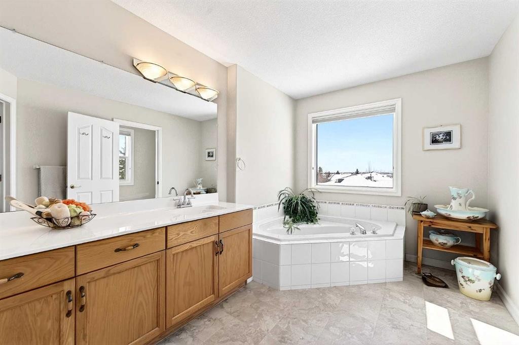 219 Hidden Ranch Circle Nw, Calgary, AB - Indoor Photo Showing Bathroom